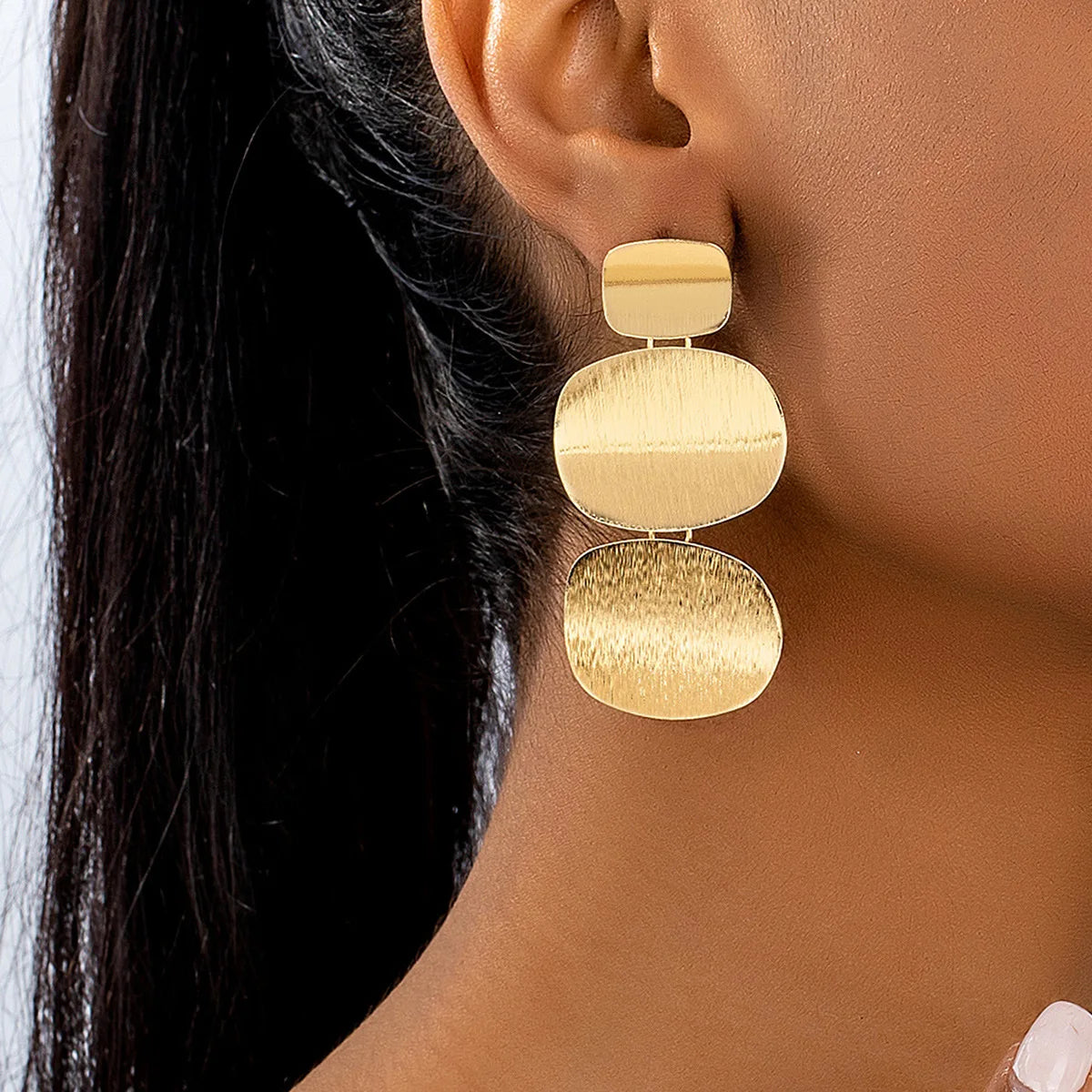 Circular curved earrings