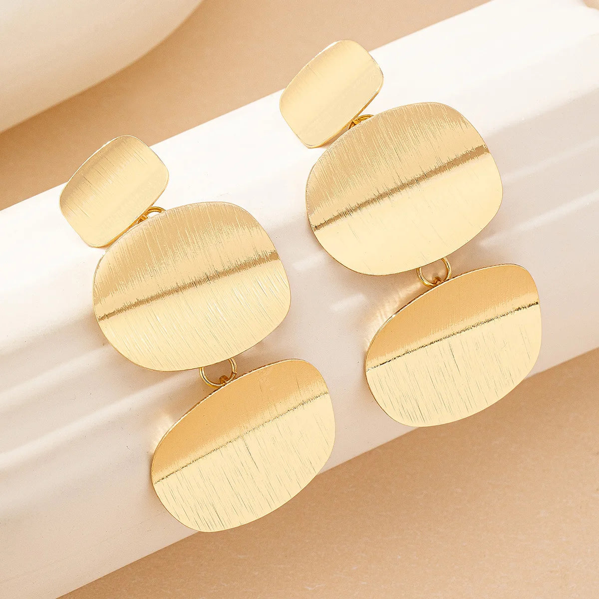 Circular curved earrings