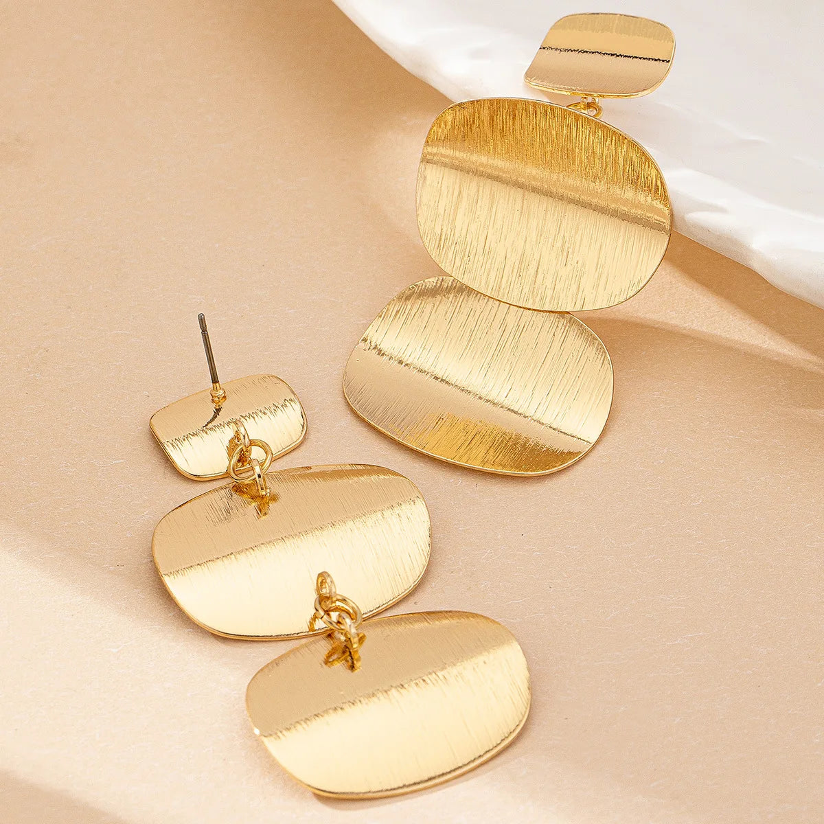 Circular curved earrings
